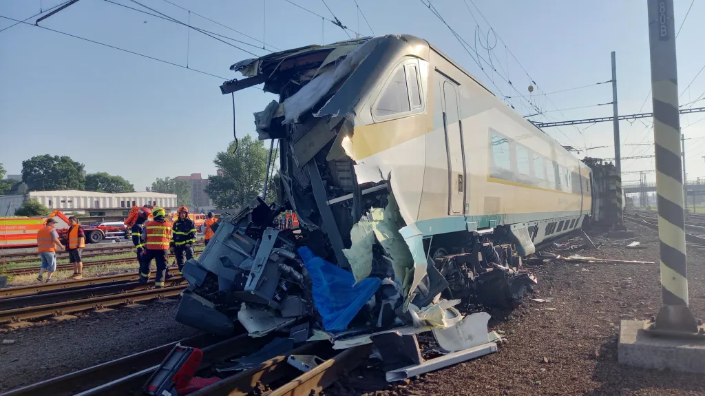 V Bohumíně se srazilo pendolino odjíždějící do Prahy s posunovaným vozem
