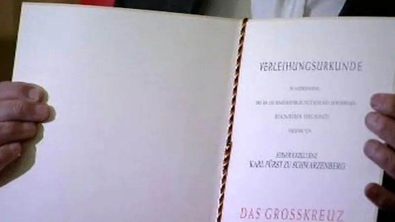 Ministr zahraničí Karel Schwarzenberg převzal v Berlíně z rukou svého německého protějšku Franka Waltera Steinmeiera jedno z nejvyšších německých státních vyznamenání.