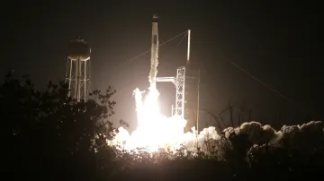 Raketa Falcon 9 společnosti SpaceX vynesla čtyři astronauty na oběžnou dráhu