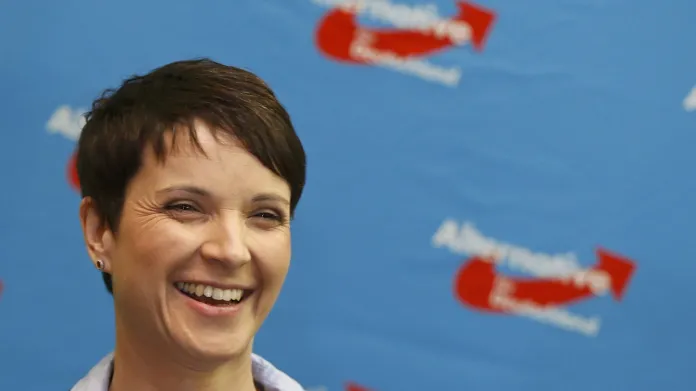 Předsedkyně AfD, Frauke Petryová, může být spokojená