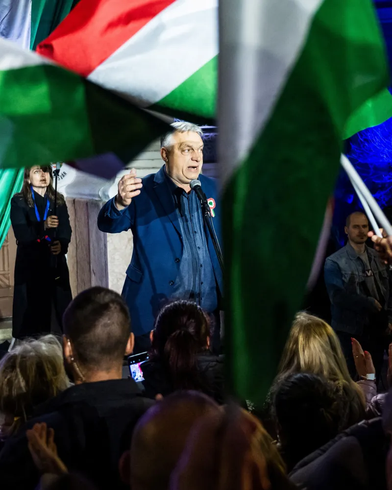 „Ochránce společnosti“ Orbán potřebuje hlasy rodin a seniorů