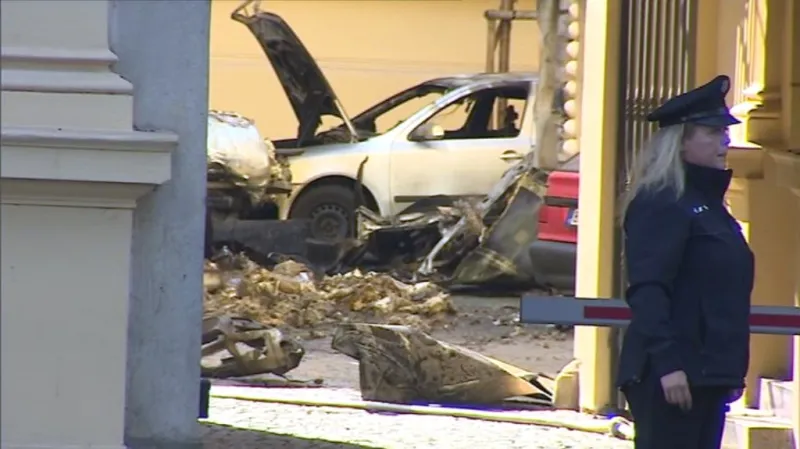 Vůz na dvoře rektorátu Masarykovy univerzity