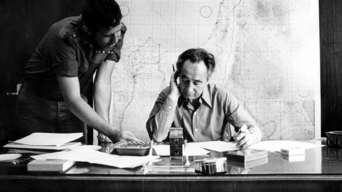 Peres v pracovně ministerstva obrany (1975)