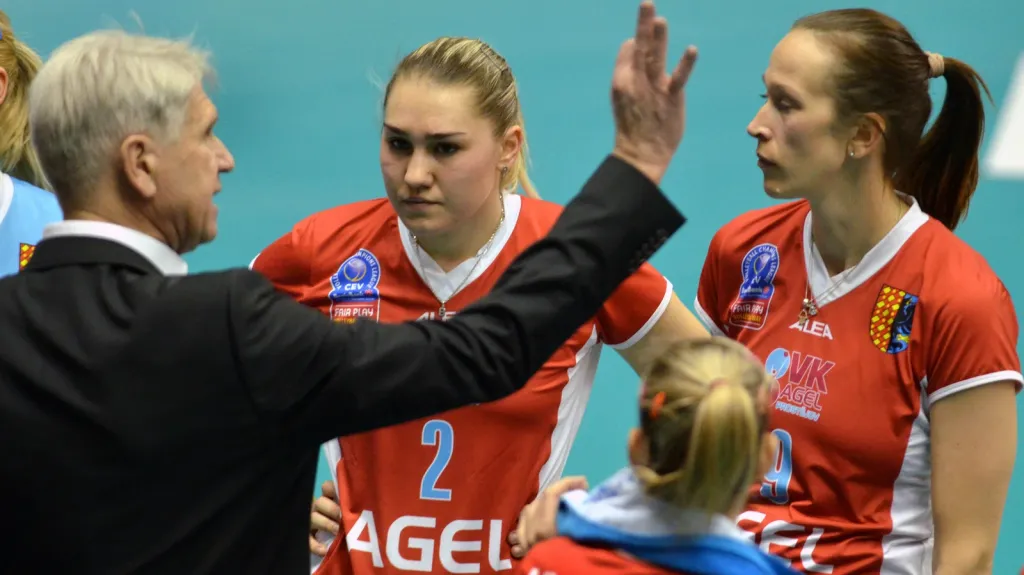 Trenér Miroslav Čada s hráčkami Prostějova