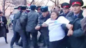 Kyrgyzská policie zasahuje proti demonstrantům