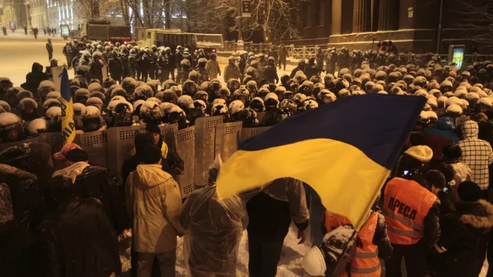 Policie vytlačuje demonstranty z kyjevské vládní čtvrti
