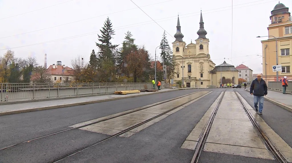 Na nový povrch Zábrdovického mostu brzy vjedou první auta