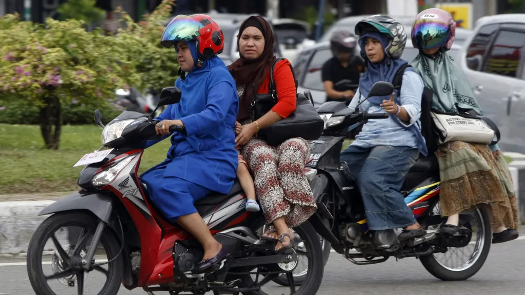 Indonésanky na motorkách