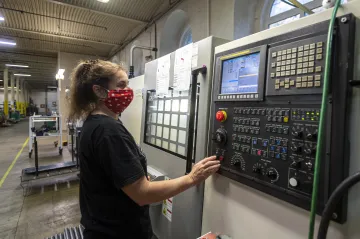 Podnikatelé a odbory vyzvali sněmovnu ke schválení kurzarbeitu