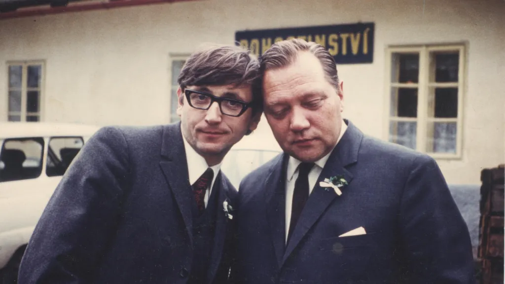Jiří Menzel a Rudolf Hrušínský na svatbě Rudolfa Hrušínského ml. (1970)