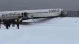 Letadlo Delta Airlines dostalo na letišti LaGuardia smyk