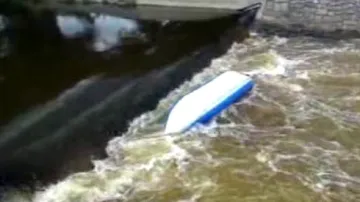 Převržená kanoe pod jezem v Tuněchodech
