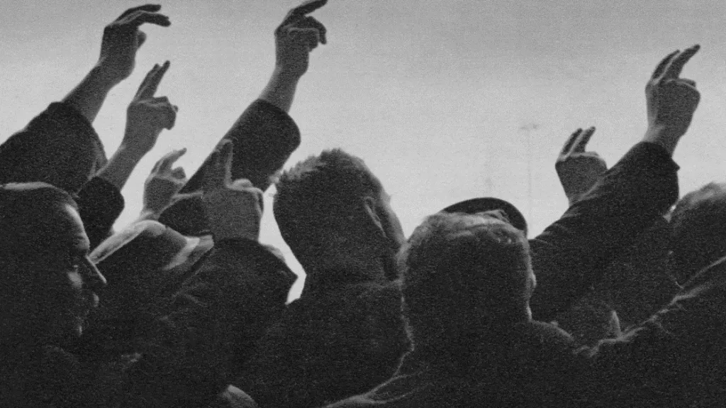 Demonstrace před parlamentem v Praze proti Mnichovské dohodě v září 1938