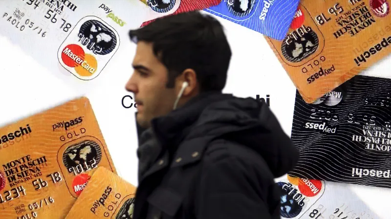 Reklama Monte dei Paschi di Siena (MPS) ve výkladní skříni banky