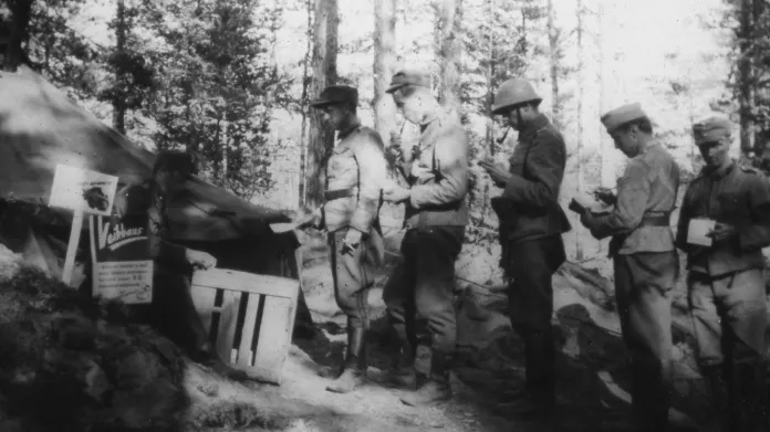 Vojáci na frontě ve 40. letech čekají na loterii
