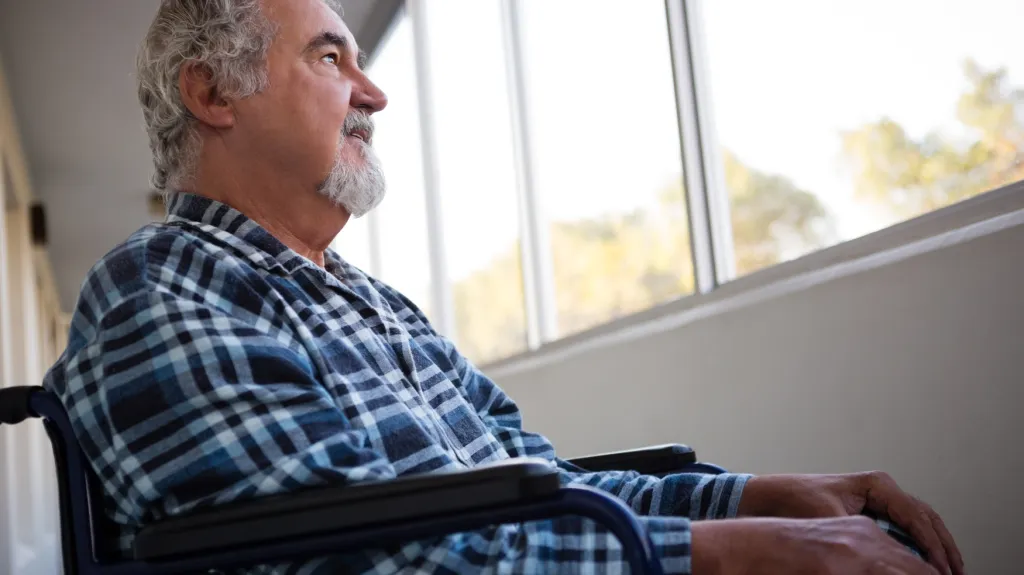 Senioři jsou snadným terčem domácího násilí a podvodů