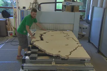 Spojit i rozdělit. Moravští nábytkáři vyrobili unikátní československý stůl