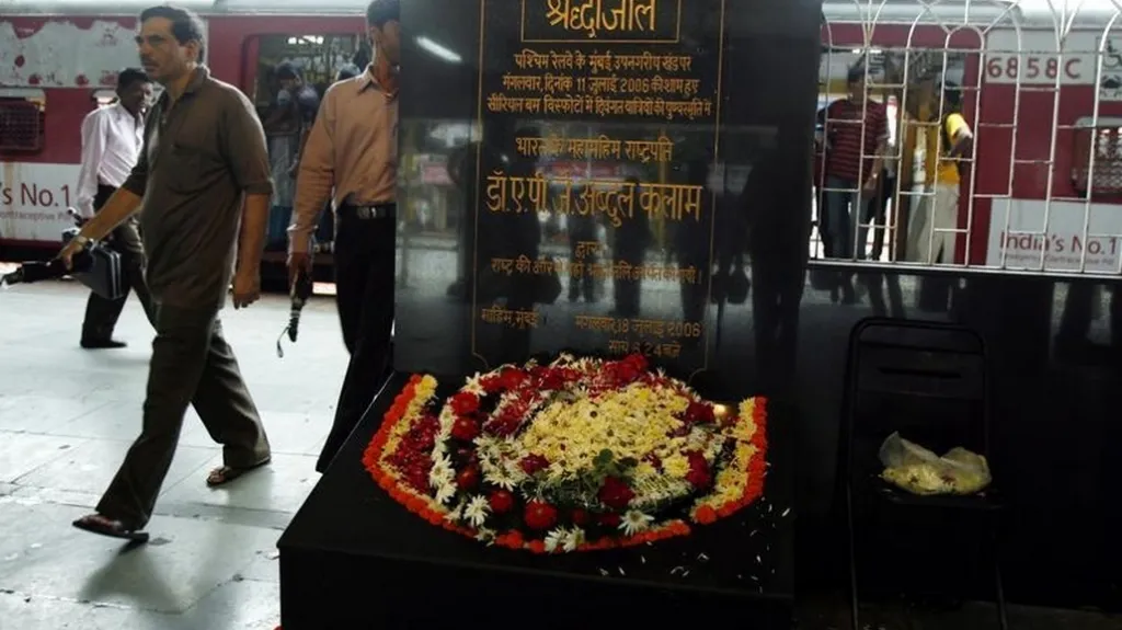 Pomník obětem bombajských atentátů z července 2006