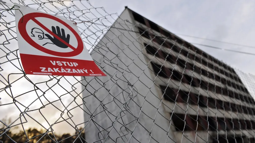 Vybydlený panelák na sídlišti Luník IX