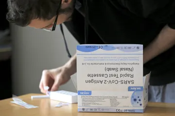 V pátek laboratoře odhalily 33 808 případů covidu, z toho 5150 reinfekcí