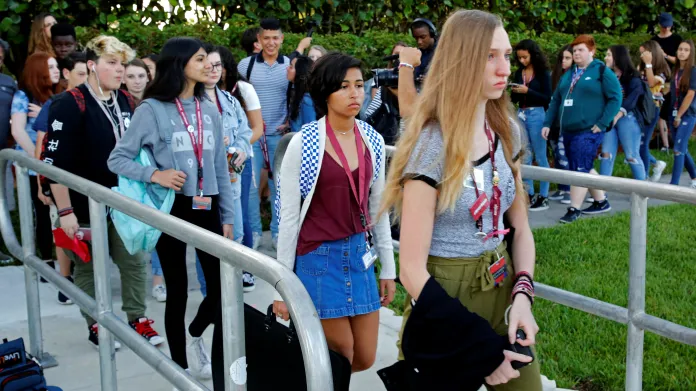 Studenti parklandské školy se vracejí po prázdninách do lavic