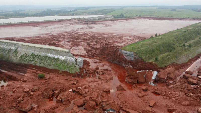 Protržená hráz odkalovací nádrže v maďarské Ajce
