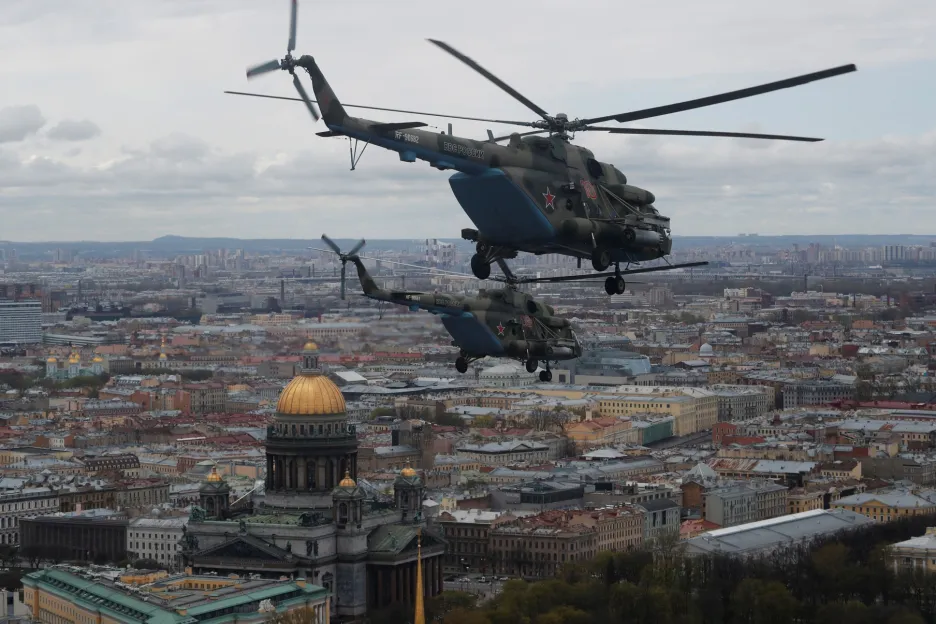 Pozadu nezůstaly ani jednotky ruských ozbrojených sil. Na snímku je letka vrtulníků Mi-8, která letí nad Petrohradem