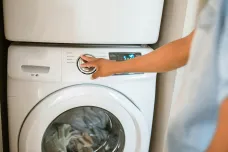 Energetický štítek u sušiček se mění. Má být přehlednější a lépe ukazovat spotřebu