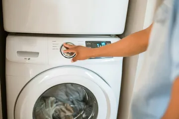 Energetický štítek u sušiček se mění. Má být přehlednější a lépe ukazovat spotřebu