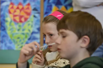 Nouzový stav skončil, část dětí se vrací do škol. Odborníci chtějí větší odstup před dalším krokem