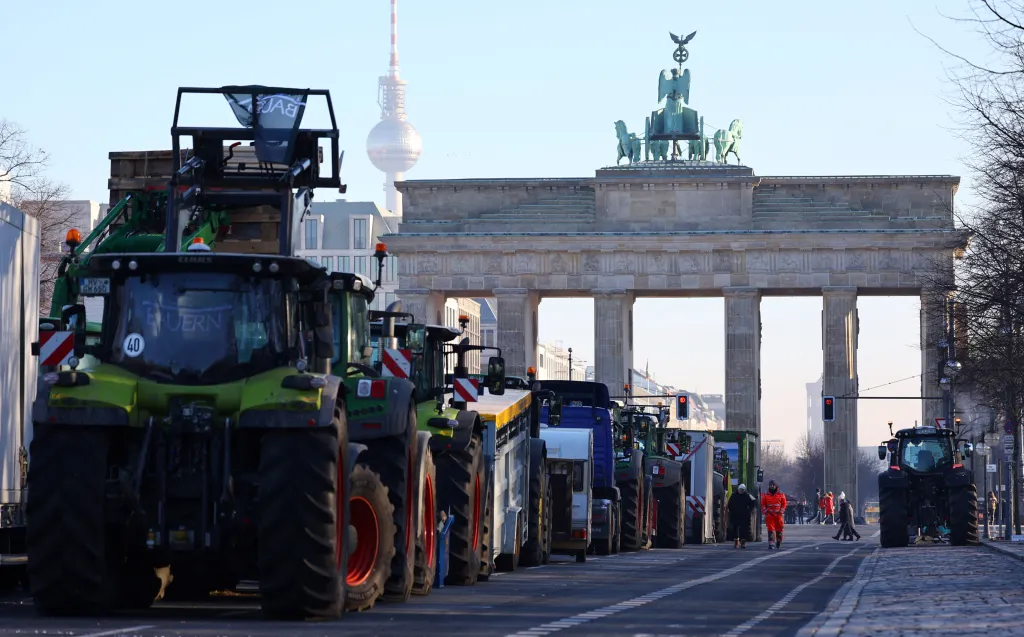 Traktory protestujících zemědělců před Braniborskou bránou v Berlíně