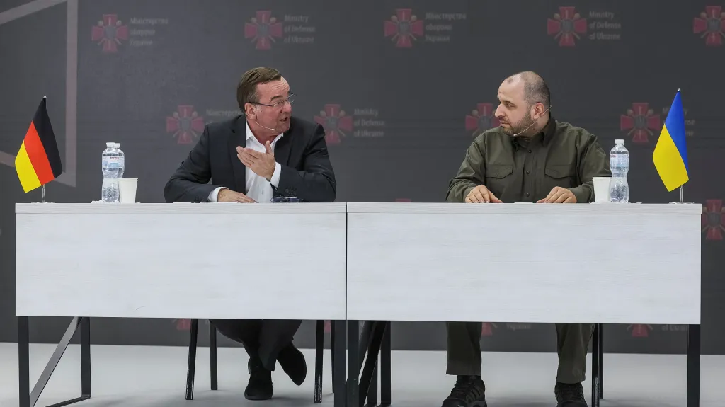 Německý ministr obrany Pistorius se svým ukrajinským protějškem Umerovem (zleva)