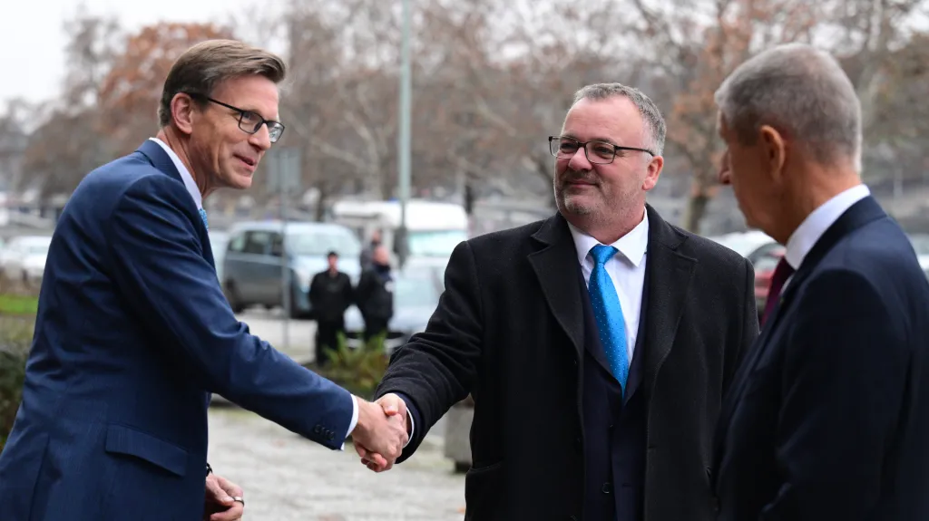 Končící ministr dopravy Martin Kupka z ODS (vlevo) vítá svého nástupce Ivana Bednárika za SPD (uprostřed) a premiéra Andreje Babiše (ANO, vpravo) před uvedením nového ministra do úřadu