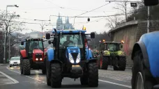 Protestní jízda stovek traktorů a částečná blokáda dopravy při březnových protestech zemědělců v Praze