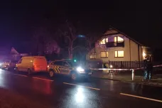Policie zasahuje v Hostouni, odkud je zřejmě střelec z Prahy. Na místě byli hasiči a pyrotechnik