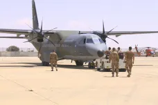 Zóna ČT24: Čeští vojáci působí na Sinaji už dekádu. Práci s letouny CASA ovlivňuje pouštní vedro i písek