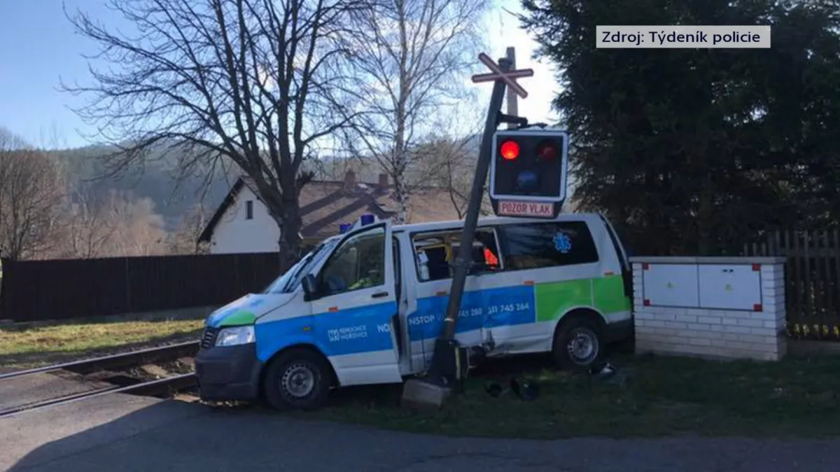 Na Příbramsku se srazila sanitka s vlakem, převážený pacient zemřel