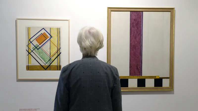 Díla Studie k Vertikálním a diagonálním (vlevo) a Purpurový plán v Museu Kampa na výstavě obrazů Františka Kupky