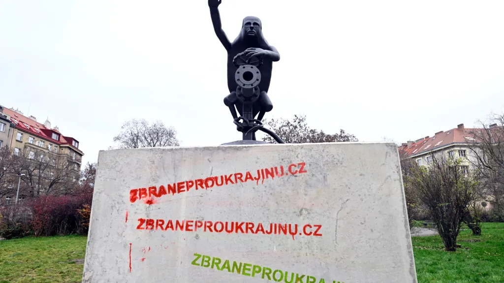 Socha Putina na náměstí v Praze-Bubenči