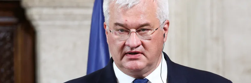 Miliarda v hotovosti a zlato. Ukrajina viní Maďary ze zadržení zaměstnanců spořitelny