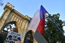 50 let poté protestovali lidé u ruské ambasády. Zněla kritika ruské politiky i prezidenta Zemana