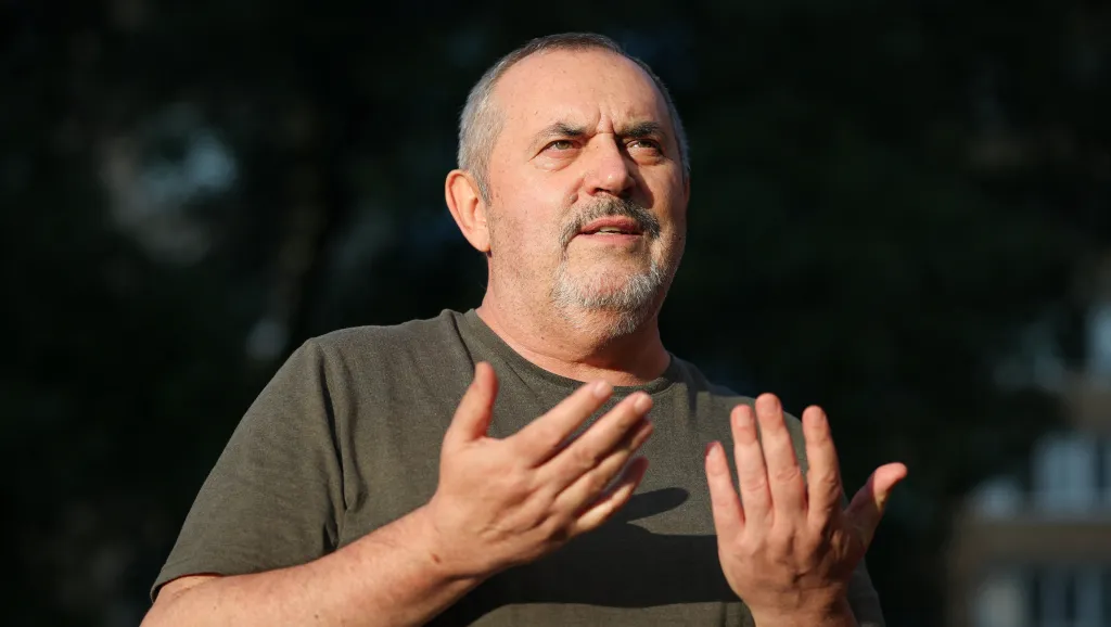 Ruský opozičník Boris Naděždin po propuštění z policejní stanice v obci Dolgoprudnyj (13. července 2026)