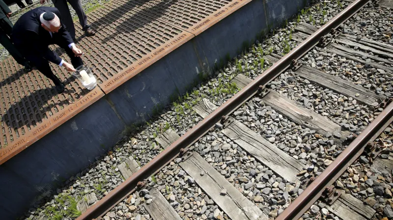 Reuven Rivlin zapálil svíčku na berlínském nástupišti číslo 17