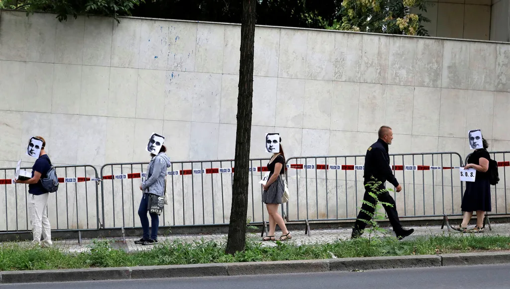 Demonstrace před ruskou ambasádou v Praze za propuštění ukrajinského režiséra Olega Sencova, který je vězněn v Rusku pro obvinění z terorismu a v současnosti drží hladovku