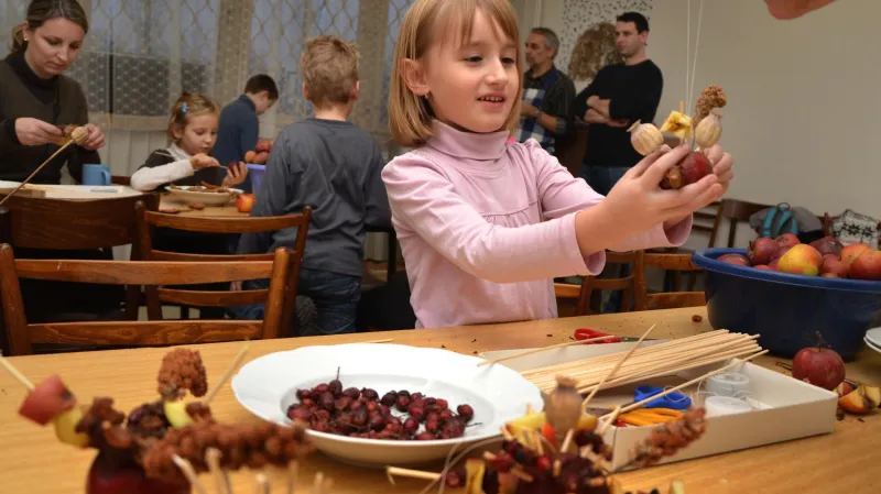 Děti pro ptáky vyráběly nejrůznější dobroty