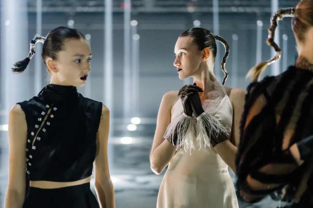 Cenu pro Módního designéra roku má šanci obdržet Zuzana Kubíčková za kolekci Couture 2022/23, s níž návrhářka oslavila deset let od založení vlastního ateliéru