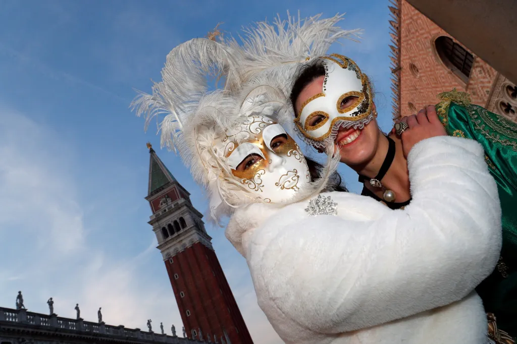 V Benátkách začal tradiční karneval, jeho letošním motivem je „láska“