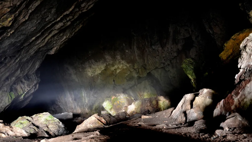 Jeskyně Lidomorna pod skalním masivem u obce Holštejn