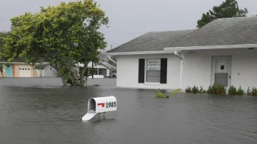 Zatopená ulice ve městě South Daytona na Floridě