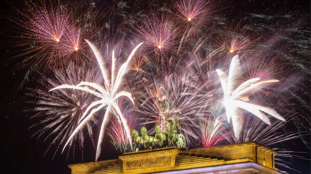 Ohňostroj nad Braniborskou bránou v Berlíně